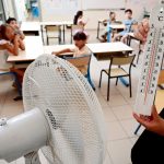 Vague de chaleur : brumisateurs géants déployés, écoles adaptent leurs horaires et activités.