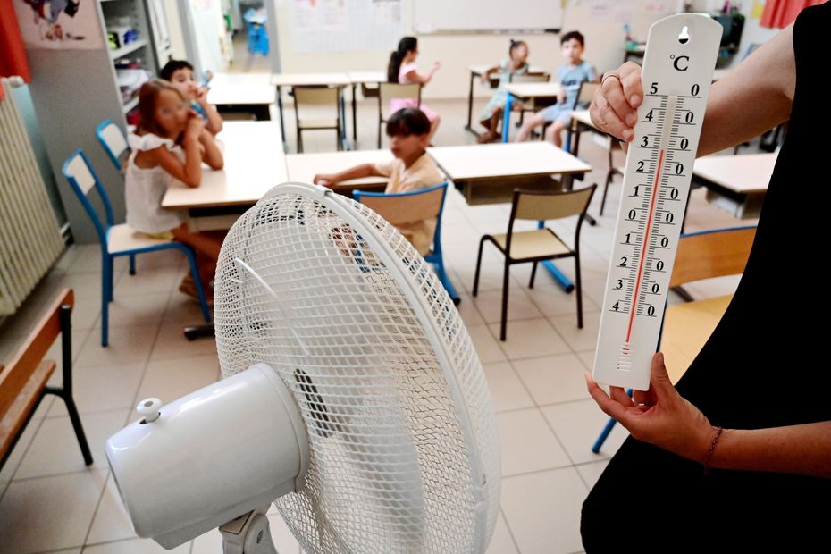 Vague de chaleur : brumisateurs géants déployés, écoles adaptent leurs horaires et activités.