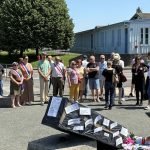 Rassemblement au collège contre le départ d&rsquo;un principal apprécié par la communauté.