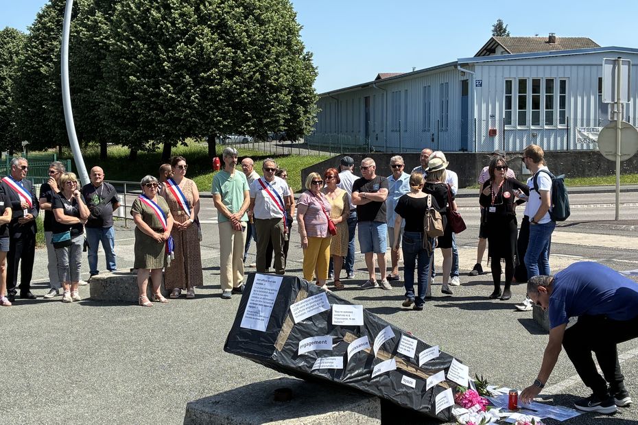 Rassemblement au collège contre le départ d’un principal apprécié par la communauté.