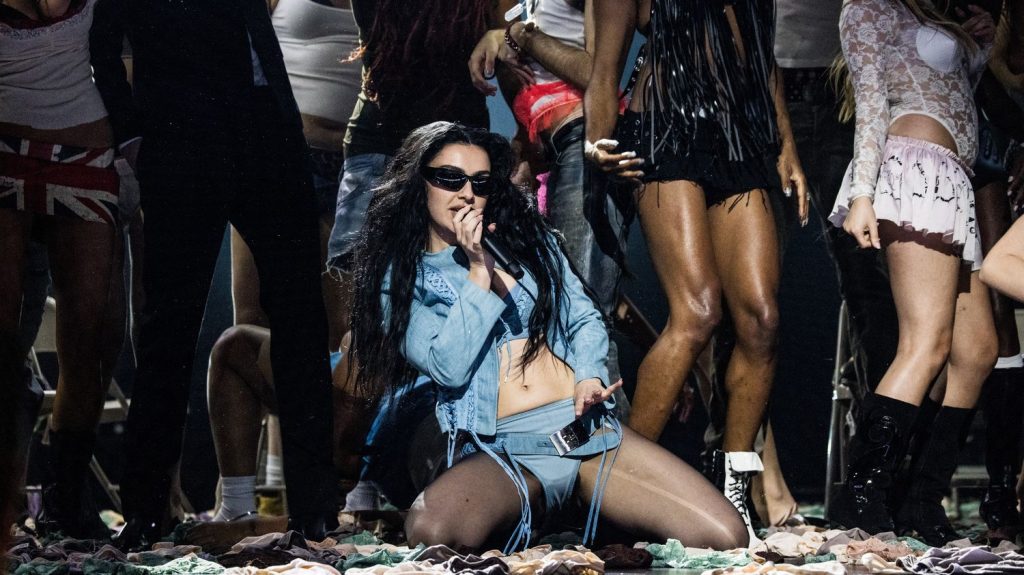 Charli XCX présente son documentaire « Alone Together » lors d’une projection au cinéma.
