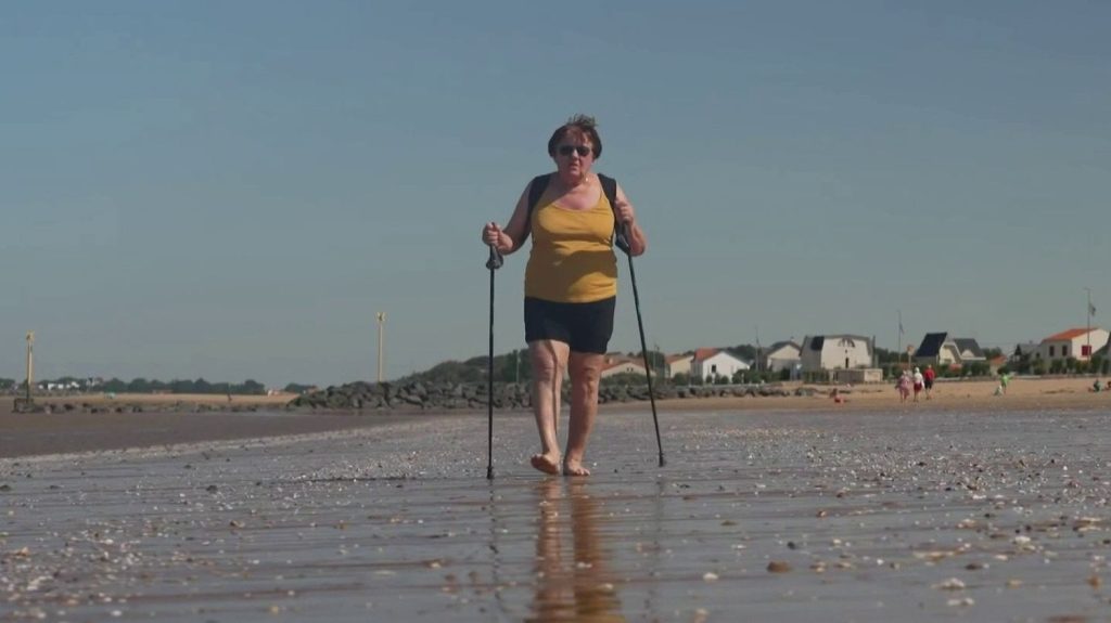 Les habitants du littoral charentais recherchent de la fraîcheur sur les plages.