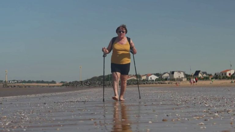 Les habitants du littoral charentais recherchent de la fraîcheur sur les plages.