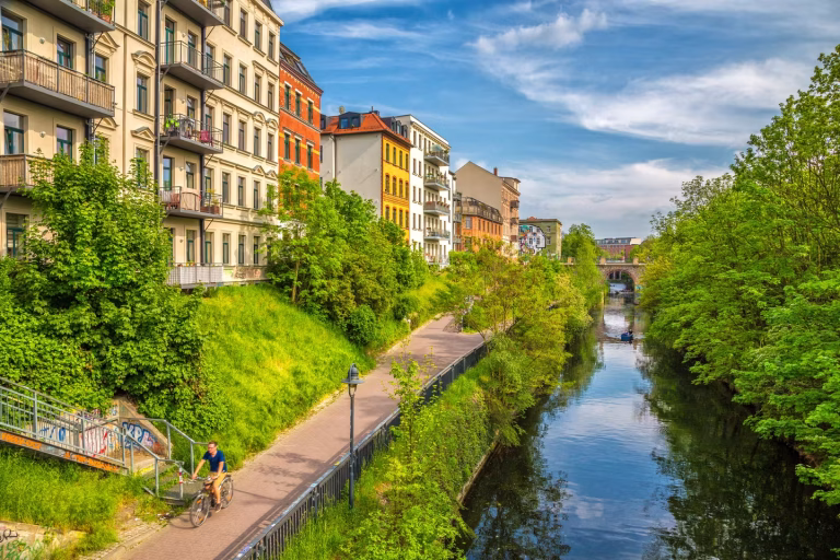 Leipzig, ville-nature en ex-RDA, se transforme avec des projets écologiques innovants.