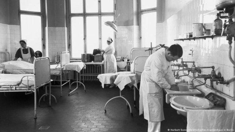 Survie de l’hôpital juif de Berlin pendant la période nazie : stratégies et défis rencontrés