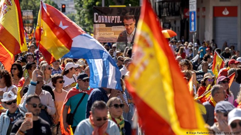 Police perquisitionne le siège du parti socialiste espagnol dans une enquête de corruption.