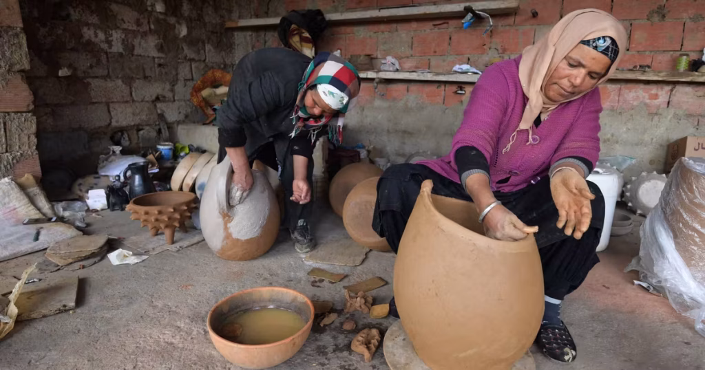 Les potières de Sejnane en Tunisie préservent un savoir-faire ancestral menacé.
