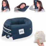 Coussin de voyage ergonomique fabriqué en France, compact et lavable en machine, couleur bleu nuit.