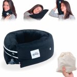 France propose un coussin de voyage ergonomique et lavable en machine en velours noir.