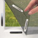 EASYmaxx présente un écran de fenêtre adaptable sans perçage, compatible avec des dimensions jusqu’à 150 x 130 cm.