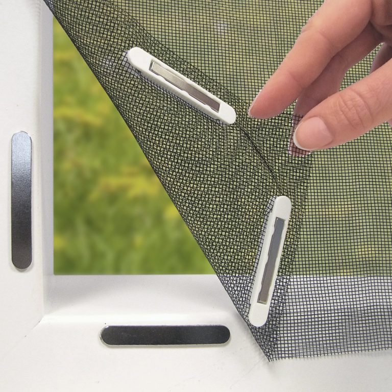 EASYmaxx présente un écran de fenêtre adaptable sans perçage, compatible avec des dimensions jusqu’à 150 x 130 cm.