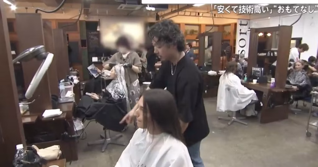 Les salons de coiffure japonais attirent l’attention des touristes étrangers pour leur expertise.