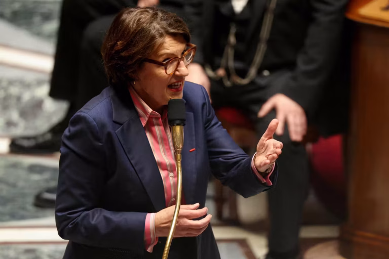 Loi d’urgence agricole : nouvelles mesures sur les poulaillers et l’usage des pesticides en France.