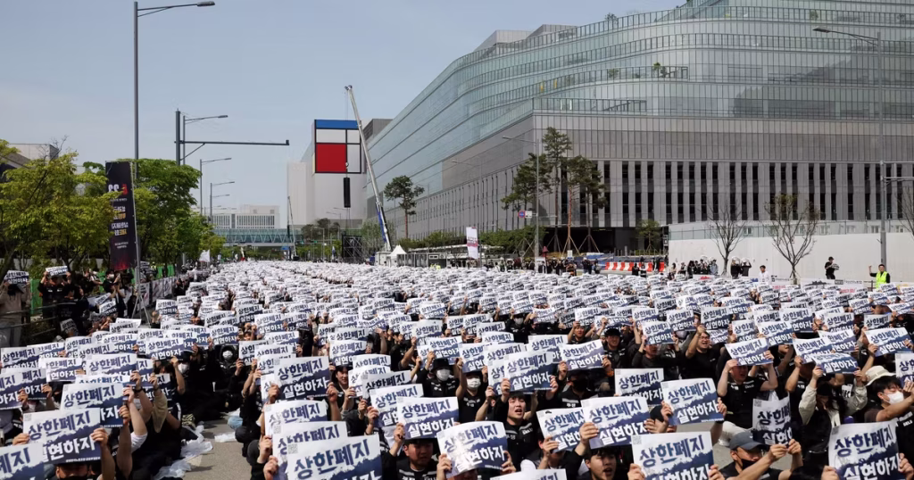Samsung confronté à une grève massive en Corée du Sud, menaçant la production et l’approvisionnement.