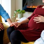 Fête des Mères : Initiatives pour le bien-être des mamans en France et leurs défis.