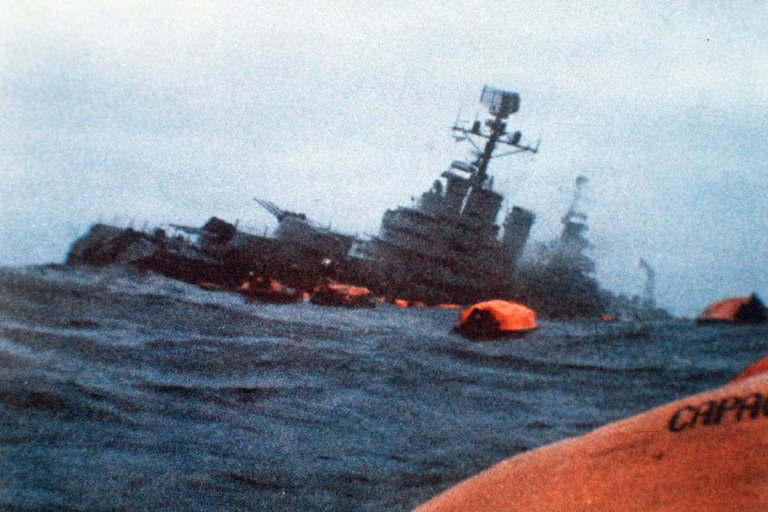 Un sous-marin britannique coule un croiseur argentin dans l’Atlantique.