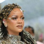 Un juge de Los Angeles ordonne une évaluation psychiatrique pour la femme ayant attaqué Rihanna.