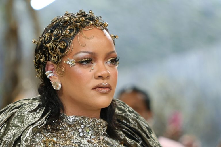 Un juge de Los Angeles ordonne une évaluation psychiatrique pour la femme ayant attaqué Rihanna.