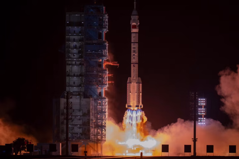 La Chine envoie un astronaute dans sa station spatiale pour préparer ses missions lunaires.