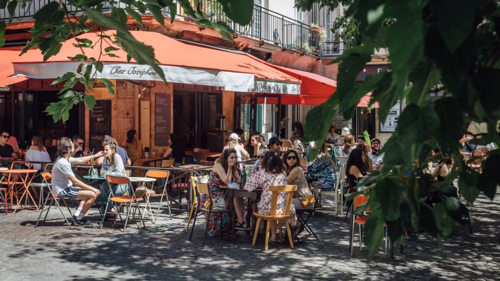 Des parents partagent des stratégies pour rendre les repas au restaurant agréables avec des enfants.