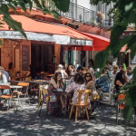 Des parents partagent des stratégies pour rendre les repas au restaurant agréables avec des enfants.