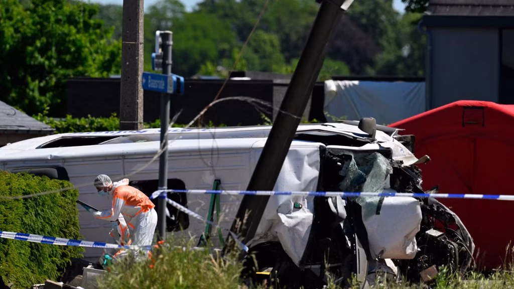 Collision entre un train et un car scolaire en Belgique, plusieurs morts signalés.