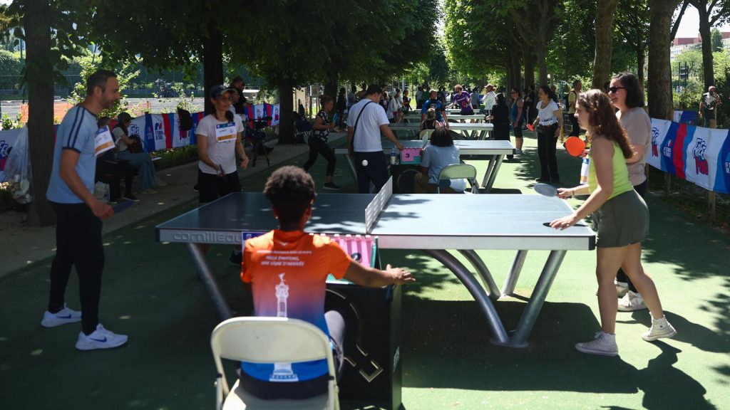 Demandeurs d’emploi et recruteurs échangent lors d’un tournoi de tennis de table avant un job dating