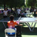 Demandeurs d’emploi et recruteurs échangent lors d’un tournoi de tennis de table avant un job dating