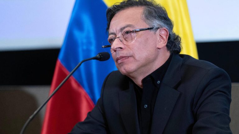 Bilan des réformes sociales de Gustavo Petro en Colombie face à la paix totale.