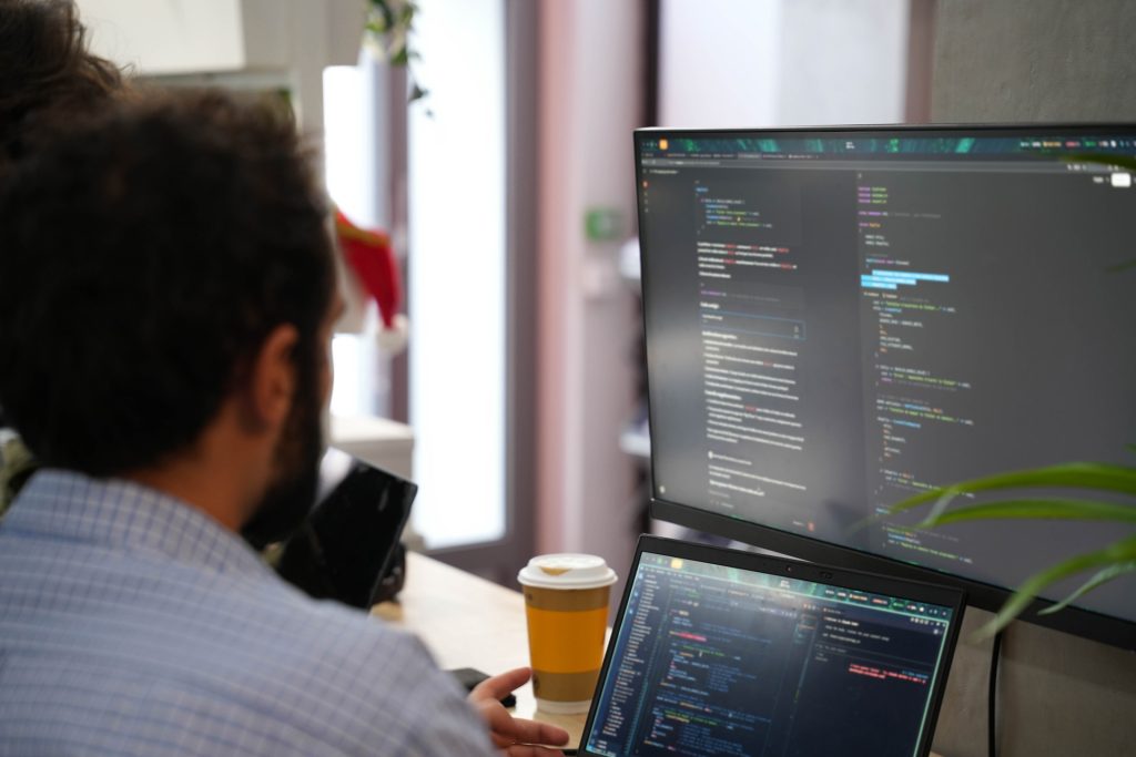 Cybersécurité et éthique : Défis pour les entreprises face aux nouvelles régulations.