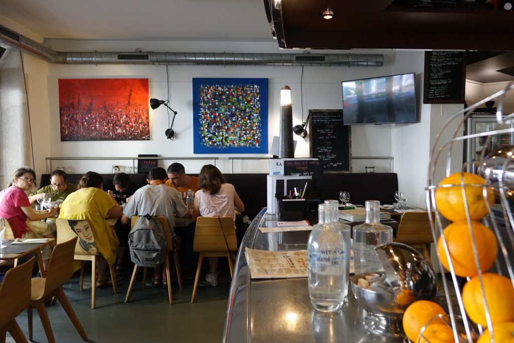 Le Café Signes annonce une nouvelle stratégie pour soutenir les artistes en difficulté.