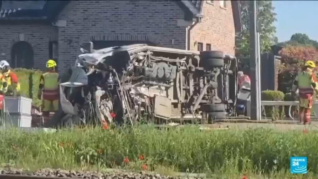 Belgique : un train percute un car scolaire, quatre morts dont deux enfants.