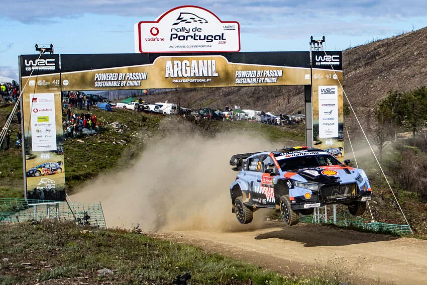 Neuville remporte une victoire au WRC au Portugal, Ogier perd du terrain après une crevaison.