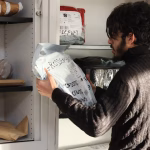 Press-shops se transforment en points relais de colis pour répondre à la demande croissante.