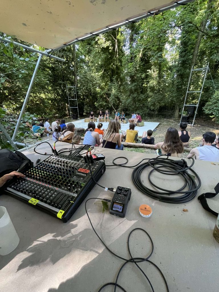 Radio Parleur annonce l’accueil de stagiaires pour le printemps 2024 en France.