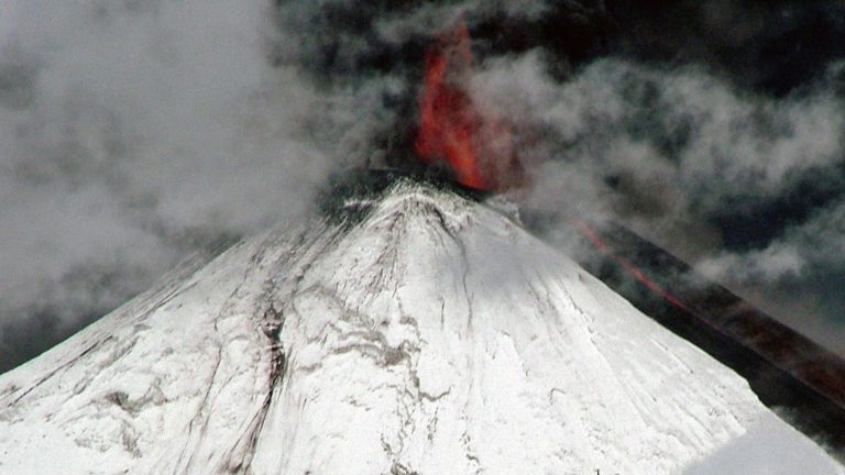 Une Chilienne de 42 ans décède après une chute de 600 mètres sur un volcan lors de son anniversaire.