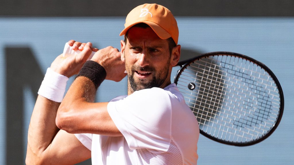 Djokovic adapte sa stratégie à la chaleur extrême de Roland-Garros pour rester compétitif