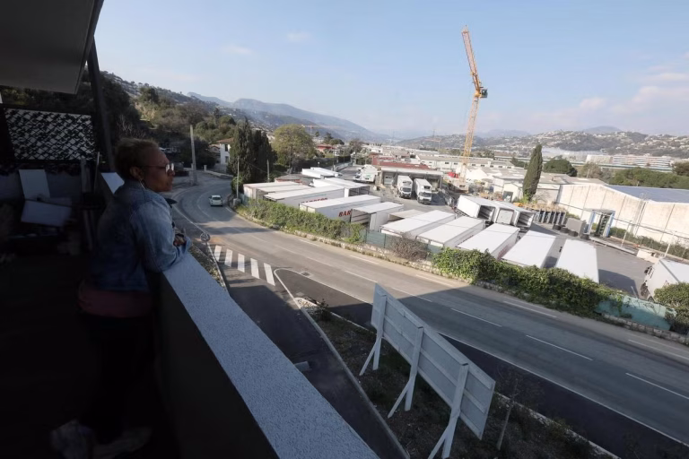 Des familles quittent une résidence près de Nice en raison de nuisances et malfaçons.
