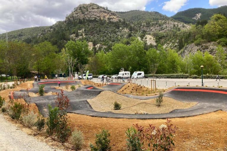 Puget-Théniers inaugure un pumptrack accessible aux vélos, trottinettes et rollers.