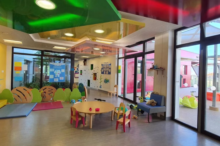 Journées portes ouvertes dans des crèches à Nice, Cagnes-sur-Mer et Villeneuve-Loubet pour renforcer la confiance des parents.