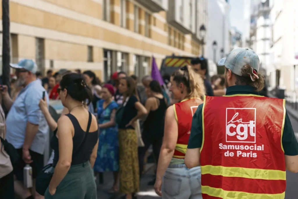 Grève des aides à domicile et éducateurs en France pour des salaires insuffisants et manque de moyens.