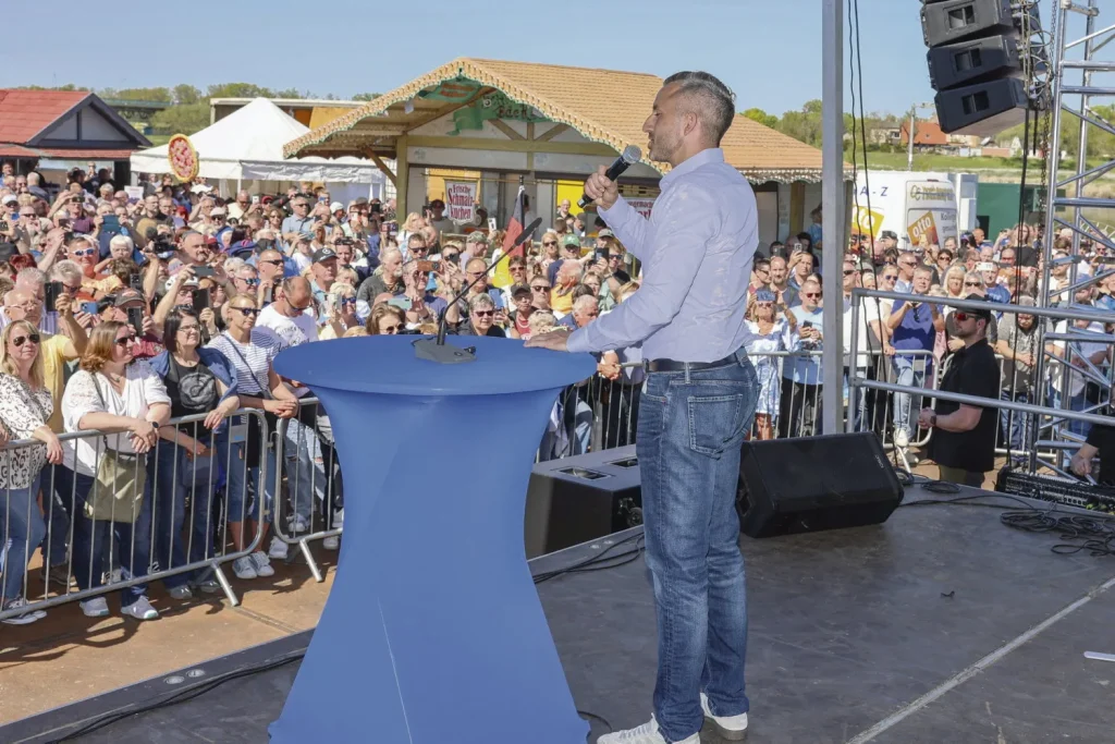 L’extrême droite allemande en hausse dans les sondages, remet en question la politique de Merz.