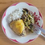 Recette de poulet aux asperges et champignons par Cyril Lignac pour un plat savoureux.