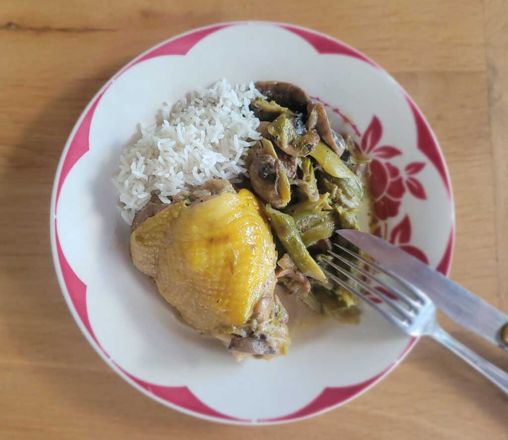 Recette de poulet aux asperges et champignons par Cyril Lignac pour un plat savoureux.