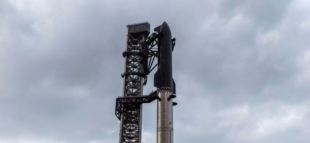 SpaceX prépare un lancement du Starship avec des enjeux techniques élevés.