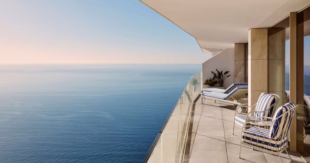 Maybourne Riviera : un hôtel cinq étoiles construit sur une falaise en France.