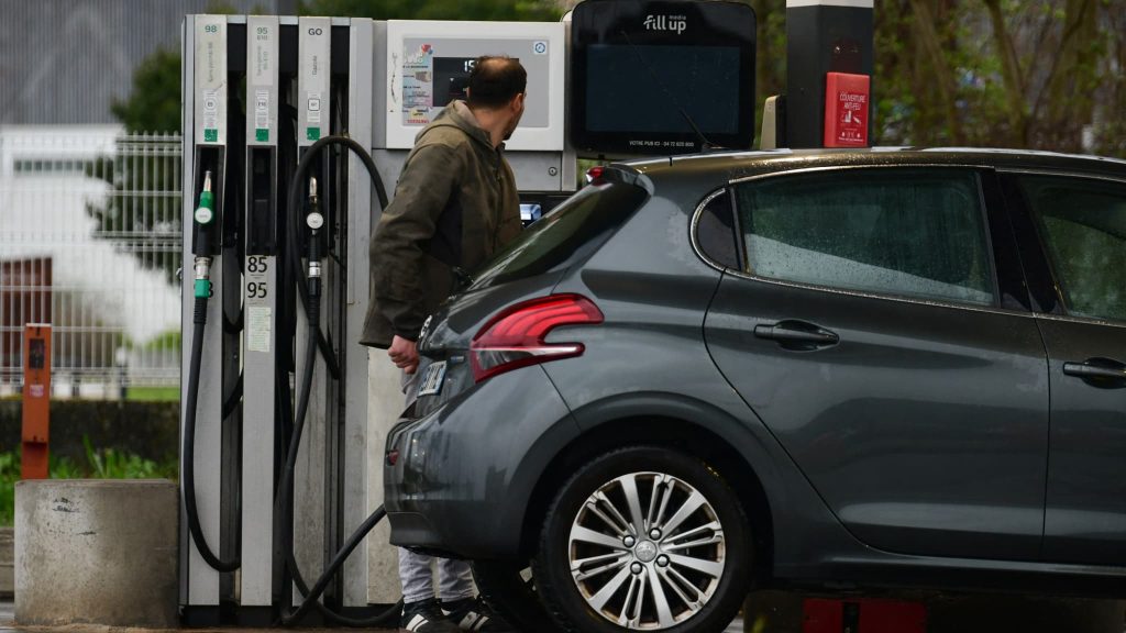 Prime carburant : conditions d’éligibilité pour les grands rouleurs en France.