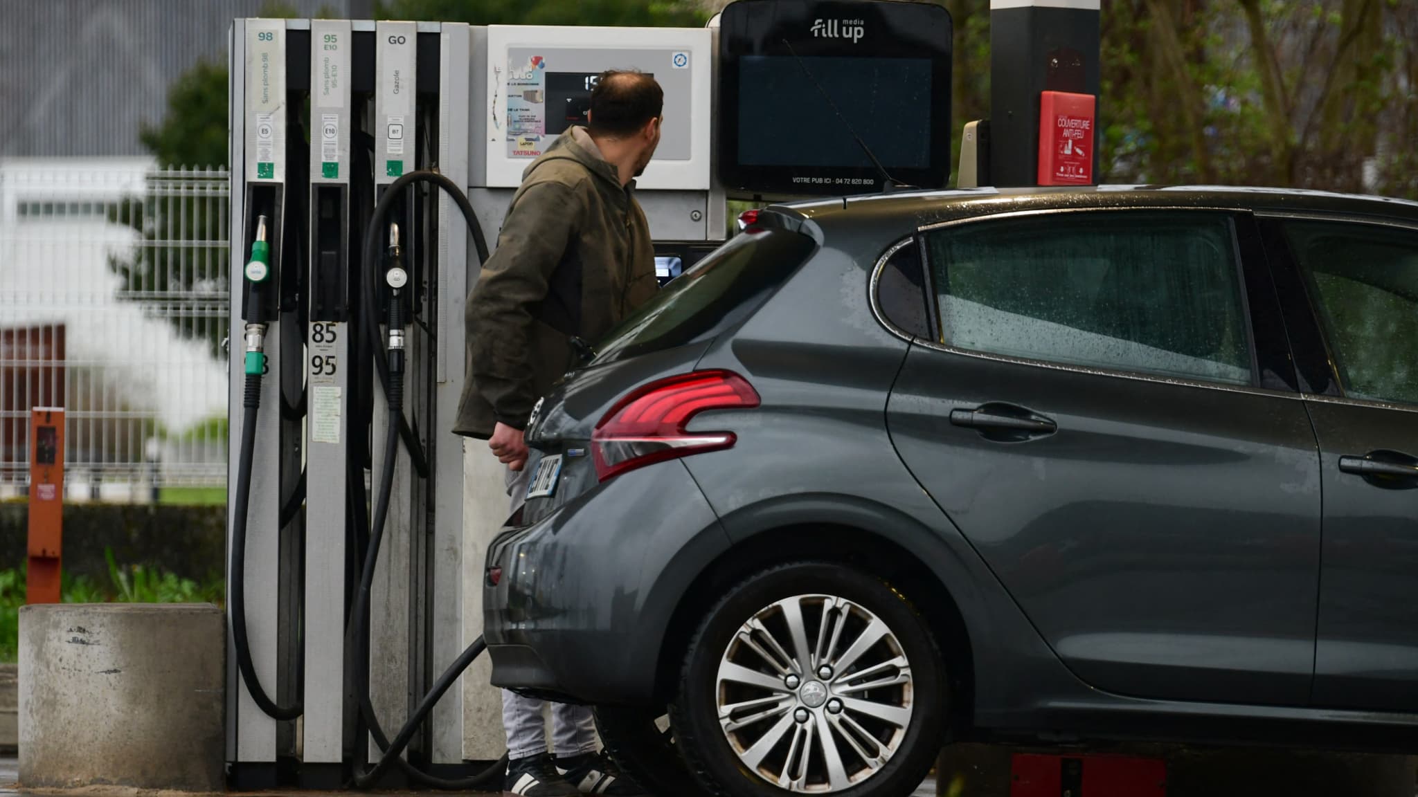 Coût du carburant : une étude révèle un sentiment de relégation chez les Français modestes.