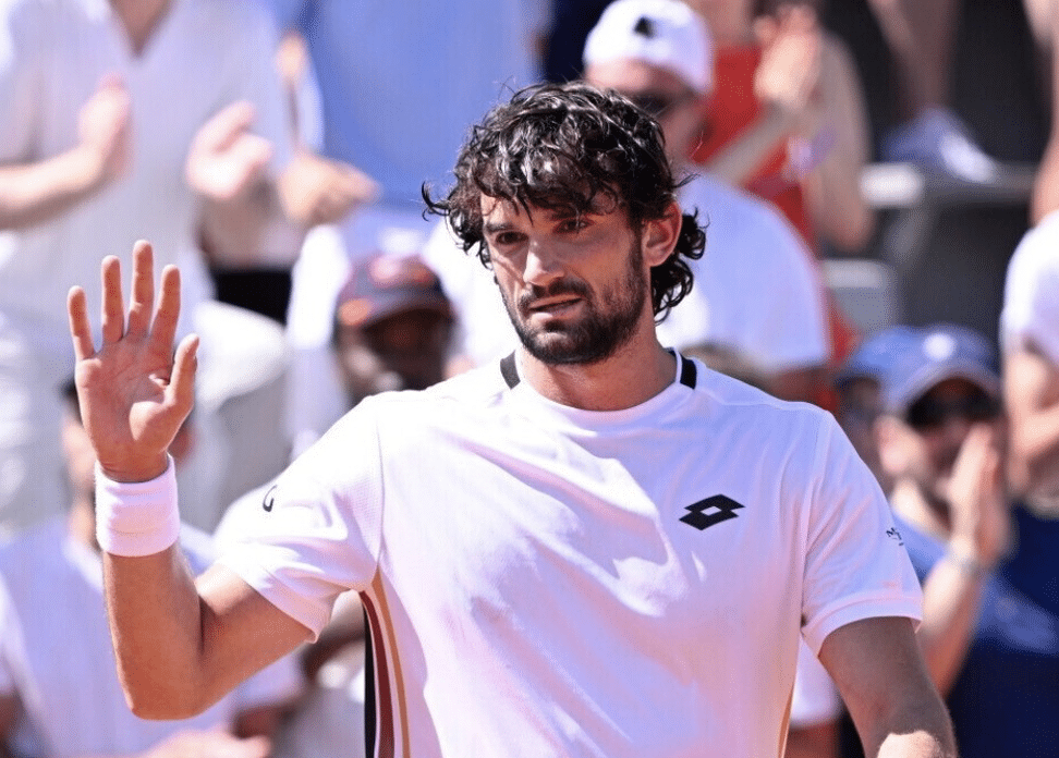 Valentin Vacherot et Diane Parry avancent au deuxième tour de Roland-Garros 2026.
