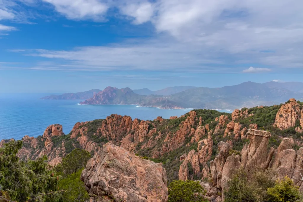 La réserve naturelle de Scandola en Corse prend des mesures contre le surtourisme.